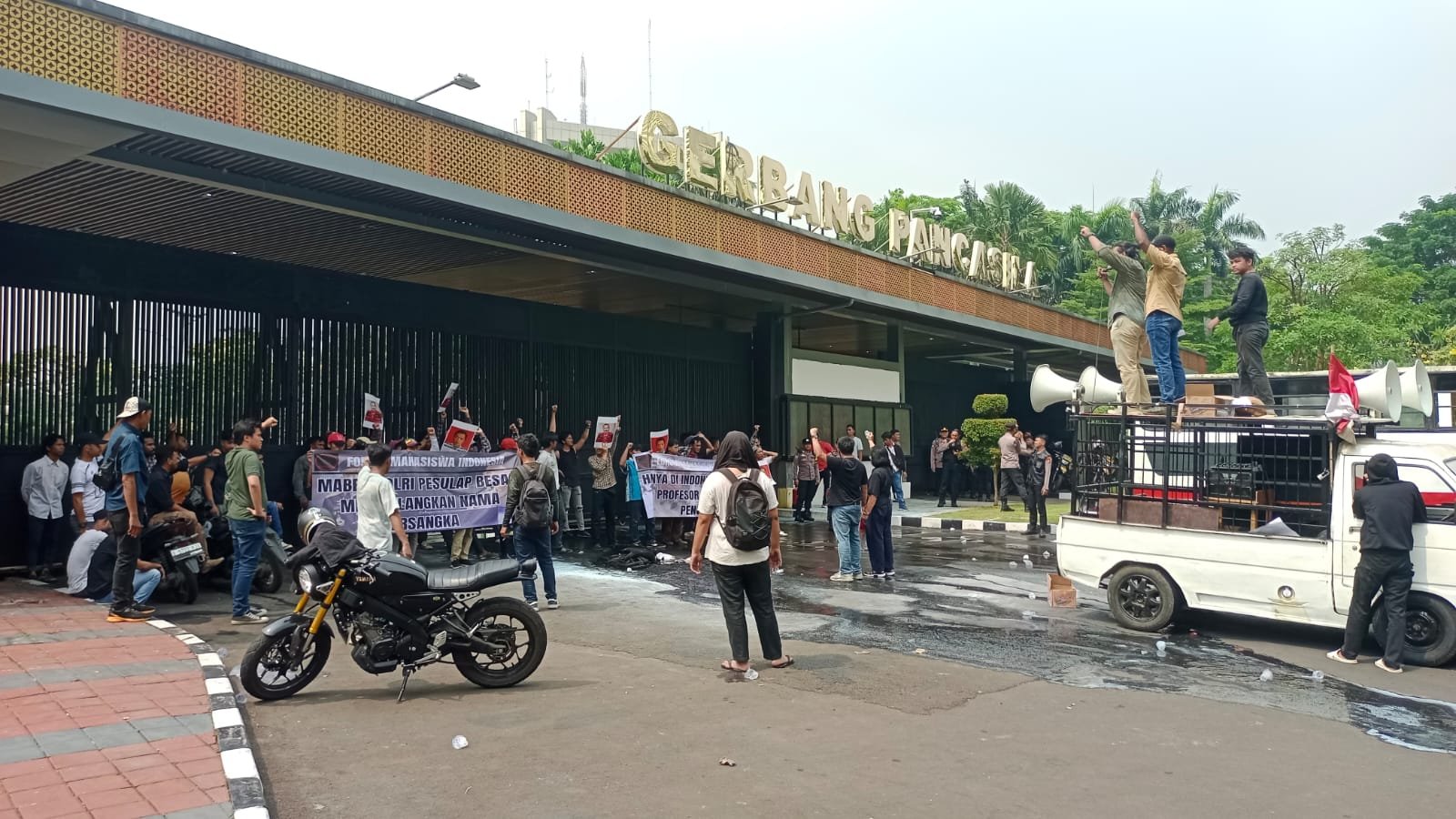 Tragis! Profesor Ing Mokoginta jadi Pengemis Keadilan, Mahasiswa Turun ke Jalan