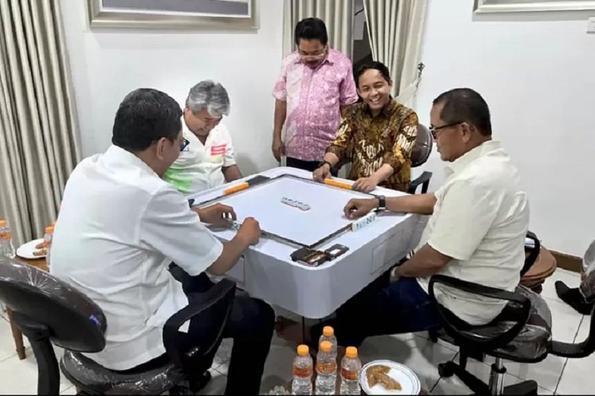 Main Domino dengan Azis Wellang, MAKI: Menhut Raja Juli Tak Etis