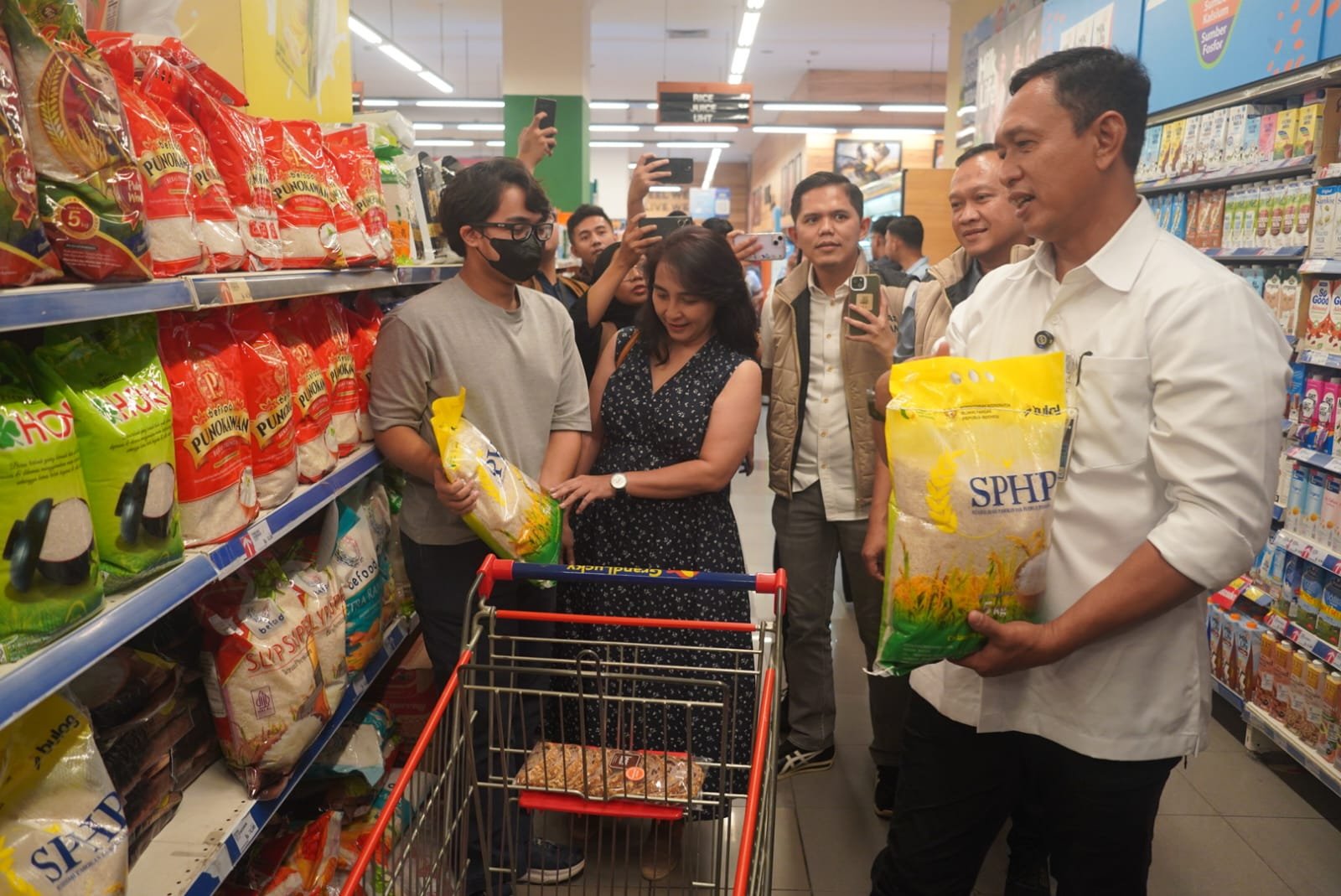 Bulog Pastikan Beras Bantuan dan SPHP Berkualitas Baik